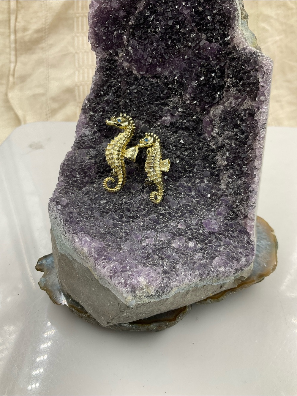 Two Exquisite Gold Seahorse Brooches With Blue Eyes - Picture 7 of 7